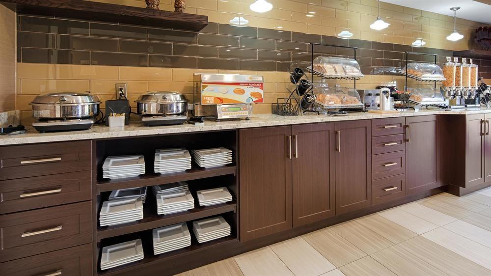 Best Western Plus Red Deer Inn & Suite Exterior photo